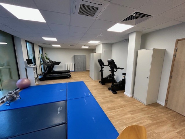 Salle d'activité physique adaptée de la MMSAT Rouen avec vue sur Rouen